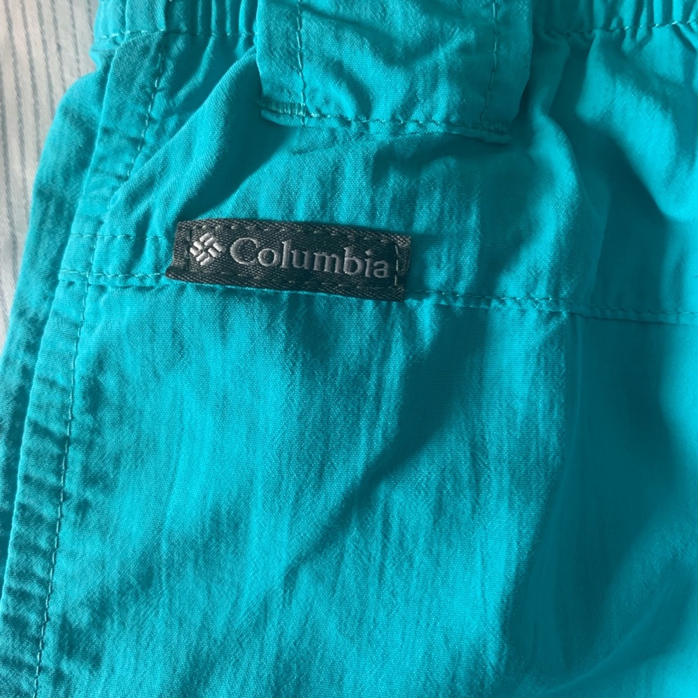 Two pair of women’s Columbia hiking shorts - Picture 4 of 12